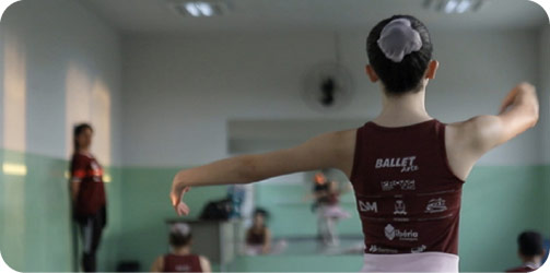 criança dançando ballet