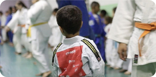 criança com uniforme de arte marcial