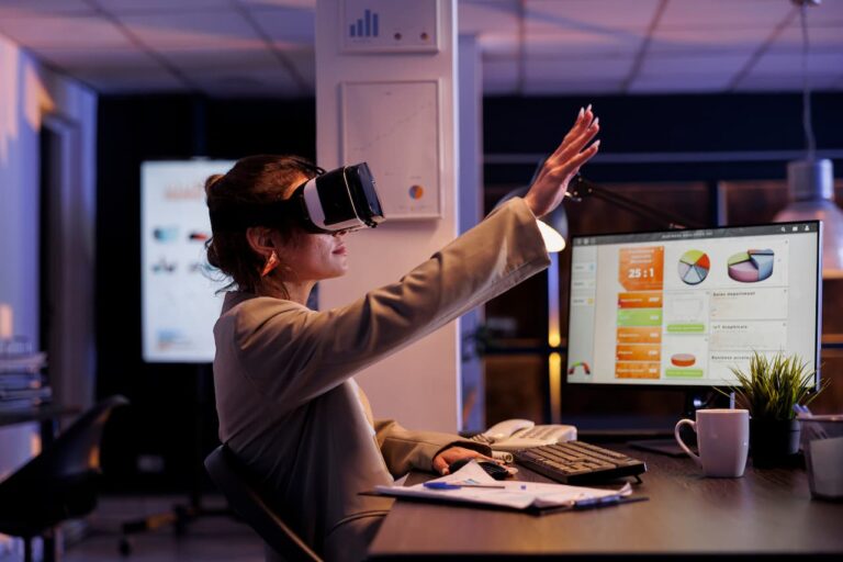 gerente executivo usando óculos de realidade virtual